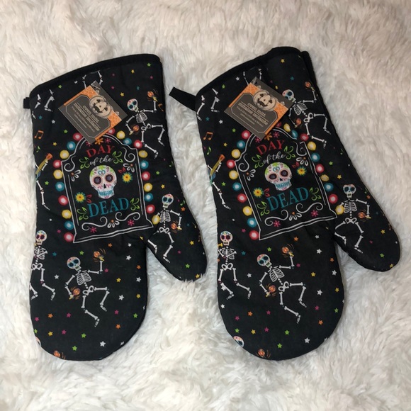 π Day of the Dead π 2 Oven Mitts π€ 2 Pot Holders π€ 1 Reusable Tote Bag π€ - Picture 3 of 4